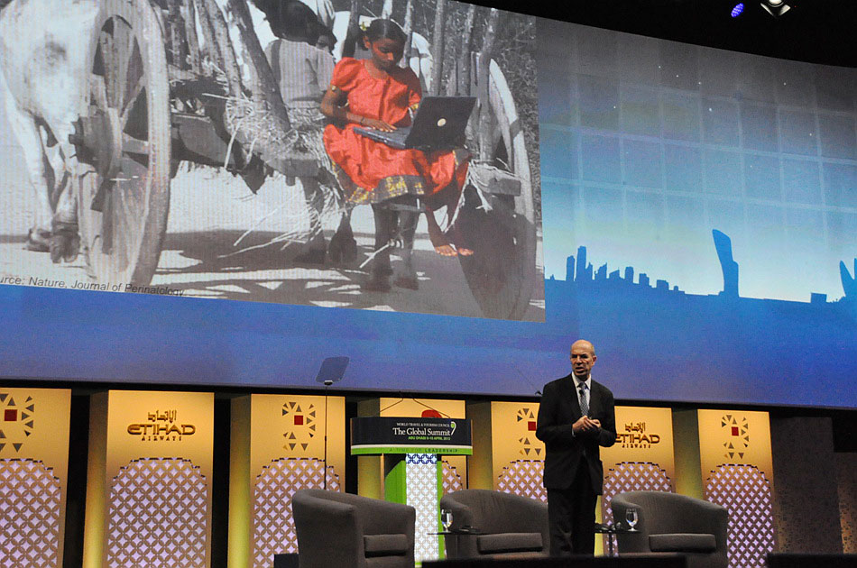 Professor Ian Goldin, Director of Oxford Martin School at University Oxford, delivers a speech at 2013 World Travel & Tourism Council (WTTC) Global Summit on April 9 in Abu Dhabi. (People's Daily Online/ Yao Chun)