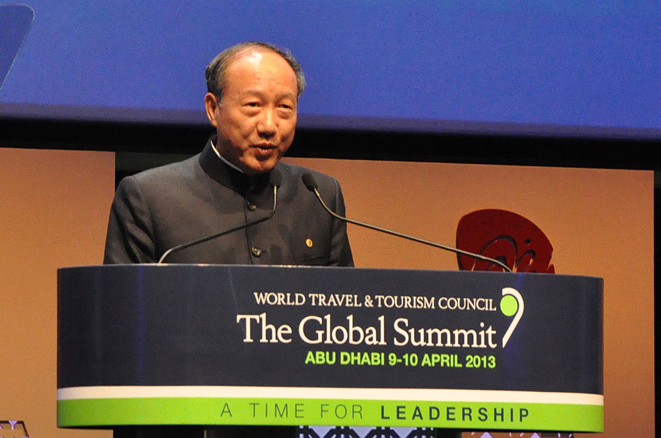 Chen Feng, Chairman of the Board of HNA Group, delivers a speech at 2013 World Travel & Tourism Council (WTTC) Global Summit on April 9 in Abu Dhabi. (People's Daily Online/ Yao Chun)