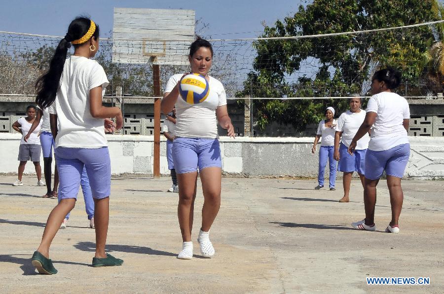 Young inmate women make exercise at the Women's Prison in el Guatao village, of La Lisa municipalty, in Havana, Cuba, on April 9, 2013. Local and foreign media representatives made a tour in the Women's Prison and Re-education Center for San Francisco de Paula Youth. (Xinhua/Joaquin Hernandez)  