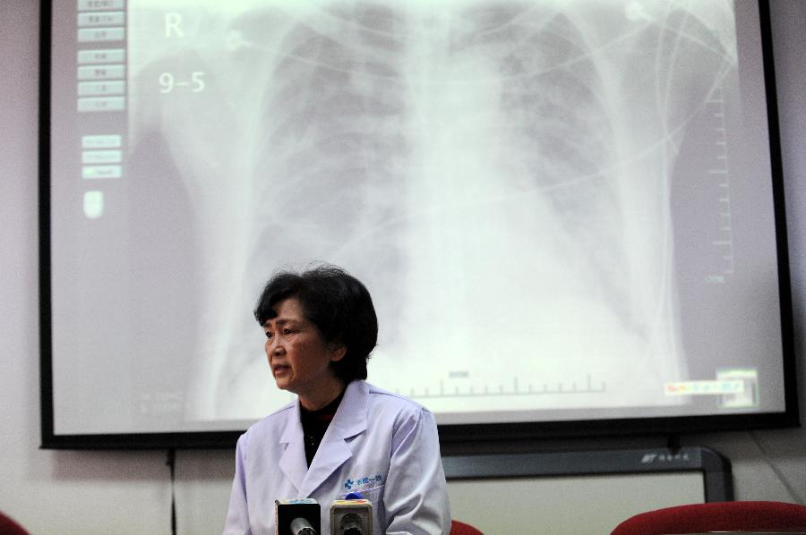 Li Lanjuan, an academician of Chinese Engineering Academy and director of the State Key Laboratory for Diagnosis and Treatment of Infectious Diseases, introduces several H7N9-contracted patients' condition in Hangzhou, capital of east China's Zhejiang Province, April 10, 2013. As of Tuesday afternoon, China had reported a total of 28 H7N9 cases in Shanghai municipality and the provinces of Jiangsu, Anhui and Zhejiang, including nine fatalities, according to the National Health and Family Planning Commission. (Xinhua/Ju Huanzong)