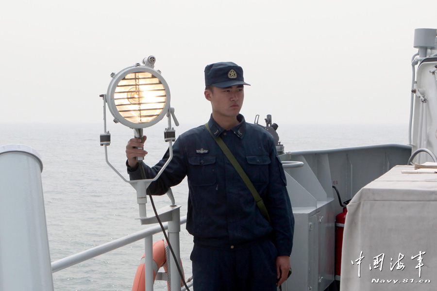 The "Anqing" warship of a maritime garrison of the East China Sea Fleet under the Navy of the Chinese People's Liberation Army (PLA) carried out coordinated-drill with a helicopter of a troop unit of the North China Sea Fleet under the PLA Navy on April 8, 2013, so as to enhance the combat-mission-performing capability of the troops. (China Military Online/Luo Shangguan)