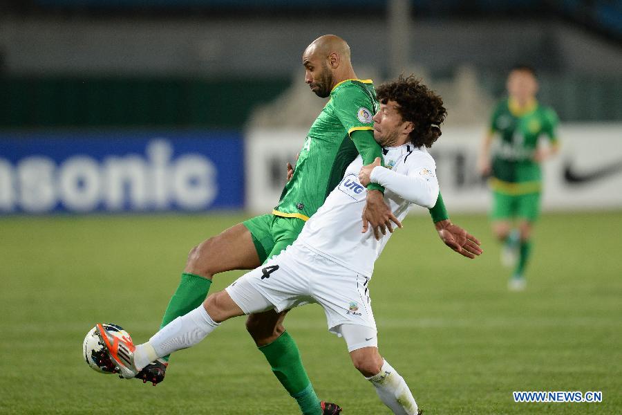 Oumar Kanoute (L) of Beijing Guoan vies with Hayrulla Karimov of Bunyodkor during their AFC Champions League Group G match in Beijing, China, April 10, 2013. (Xinhua/Guo Yong)