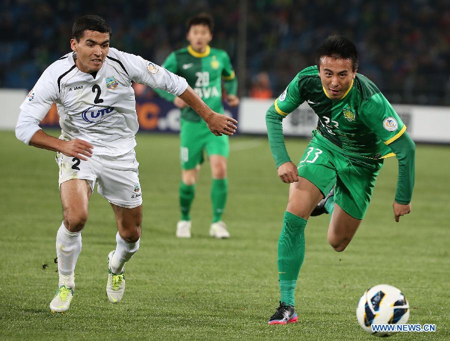 Mao Jianqing (R) of Beijing Guoan vies with Akmal Shorakhmedov of Bunyodkor during their AFC Champions League Group G match in Beijing, China, April 10, 2013. (Xinhua/Liao Yujie)