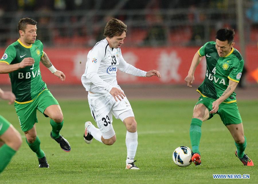Zhou Ting (R) of Beijing Guoan vies with Oleg Zoteev (C) of Bunyodkor during their AFC Champions League Group G match in Beijing, China, April 10, 2013. (Xinhua/Guo Yong)