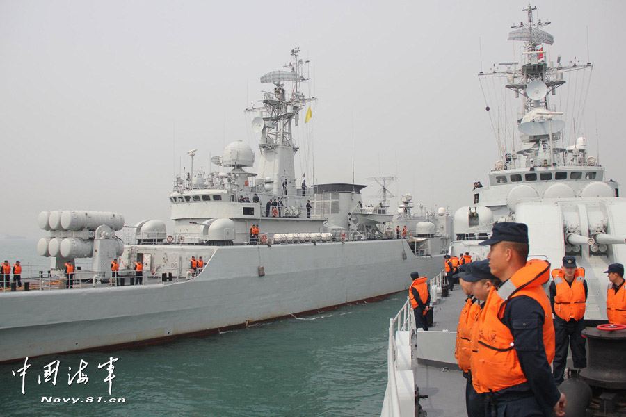 The "Anqing" warship of a maritime garrison of the East China Sea Fleet under the Navy of the Chinese People's Liberation Army (PLA) carried out coordinated-drill with a helicopter of a troop unit of the North China Sea Fleet under the PLA Navy on April 8, 2013, so as to enhance the combat-mission-performing capability of the troops. (China Military Online/Luo Shangguan)