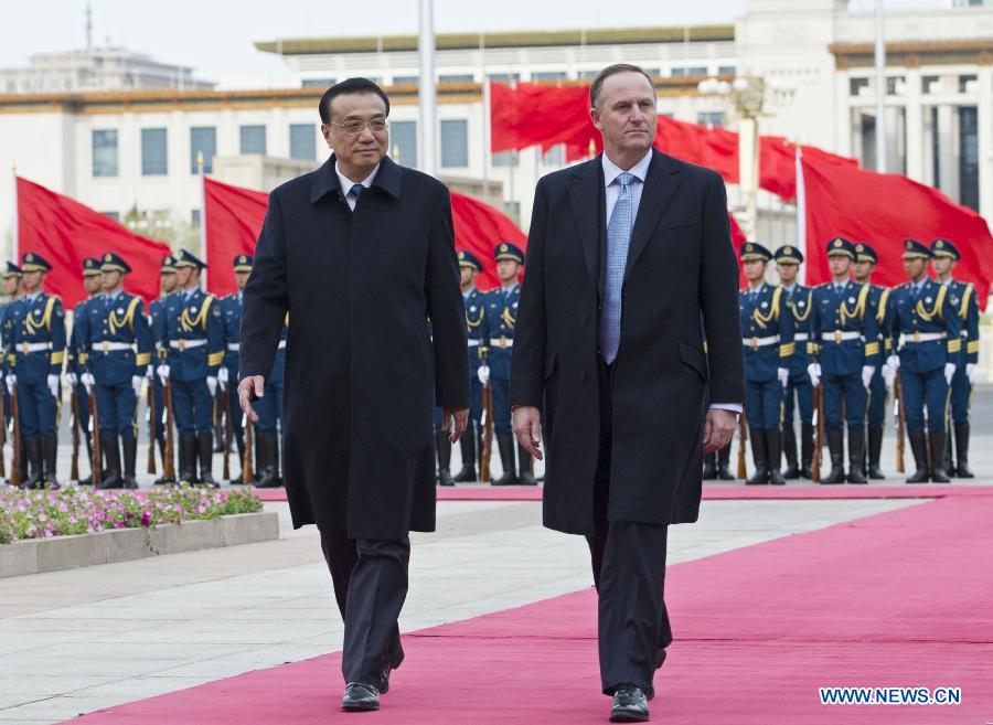 Chinese Premier Li Keqiang (L) holds a welcoming ceremony for Prime Minister of New Zealand John Key before their talks in Beijing, capital of China, April 10, 2013. Li held talks with John Key here on Wednesday. (Xinhua/Xie Huanchi) 