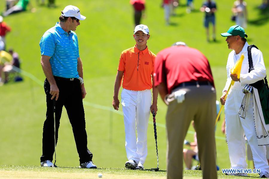 China's Guan Tianlang (2nd L) walks to the No. 1 green during the Par 3 Contest for the 2013 Masters at the Augusta National Golf Club in Augusta, Georgia, the United States, on April 10, 2013. (Xinhua/Chris Trotman/Augusta National)