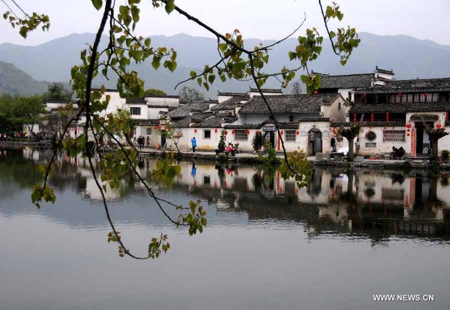 Photo taken on April 10, 2013 shows the scenery of Hongcun Village of Yixian County in east China's Anhui Province. (Xinhua/Yan Yan)