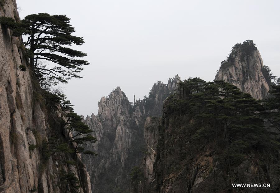 Photo taken on April 9, 2013 shows the scenery of Huangshan Mountain in east China's Anhui Province. (Xinhua/Yan Yan) 