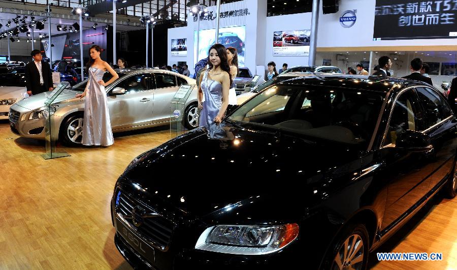 Models present new cars at the exhibition area of Volvo during the 2013 Dahe Spring Auto Show in Zhengzhou, capital of central China's Henan Province, April 11, 2013. Over 70 domestic and overseas auto brands participated in the show. (Xinhua/Li Bo)