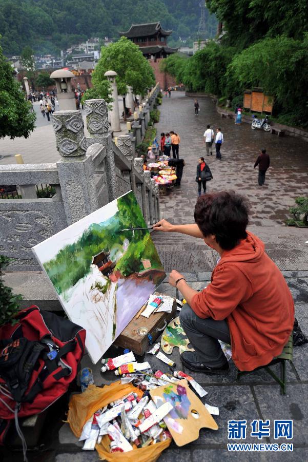 A students painting a picture in Fenghuang, an ancient town in central China's Hunan province, May, 2010. (Xinhua)
