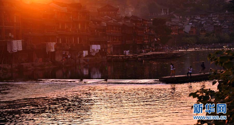 Sunset scenery of Fenghuang, an ancient town in central China's Hunan province, September, 2012. (Xinhua)