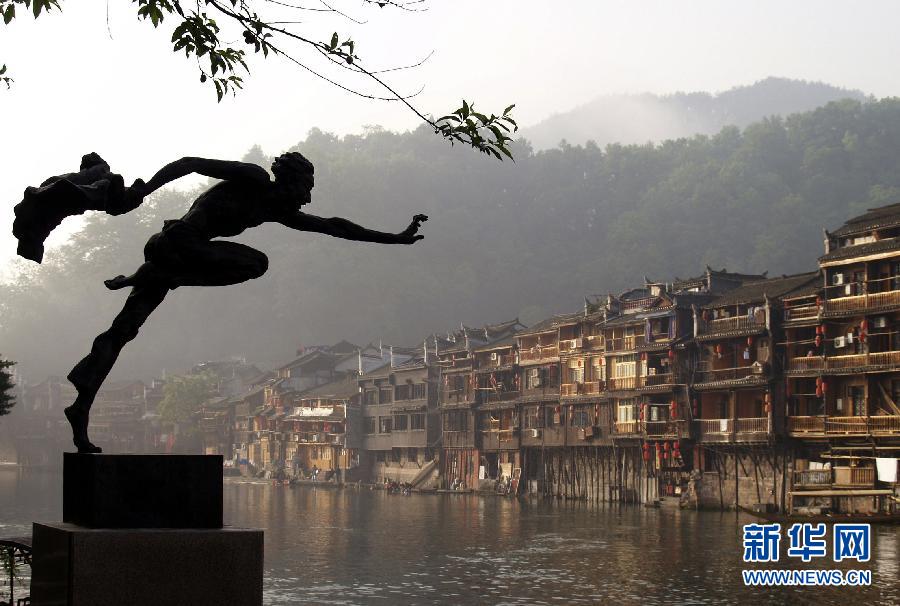 Beautiful scenery of Fenghuang, an ancient town in central China's Hunan province, May 1, 2007. (Xinhua)