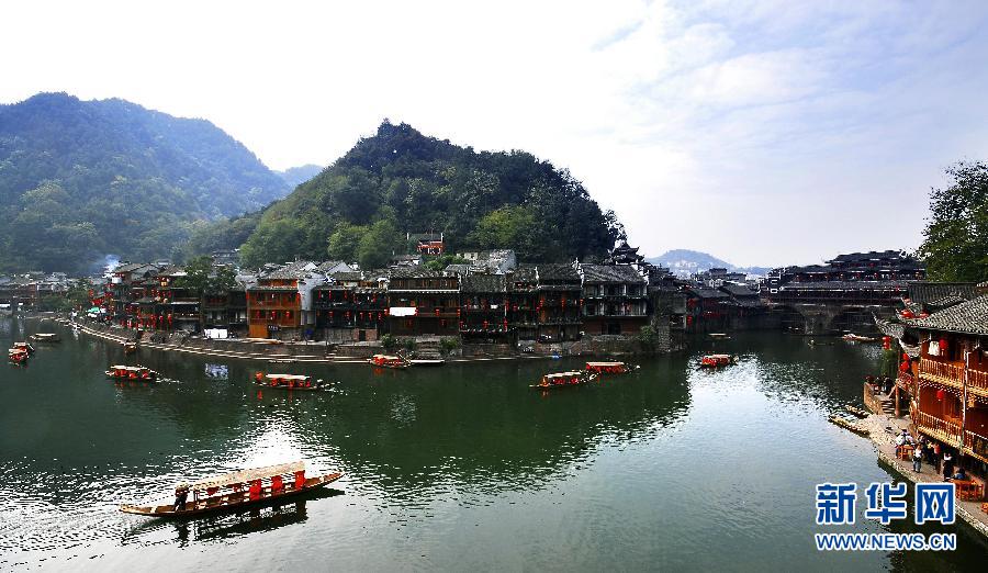 Beautiful scenery of Fenghuang, an ancient town in central China's Hunan province, October 20, 2007. (Xinhua)