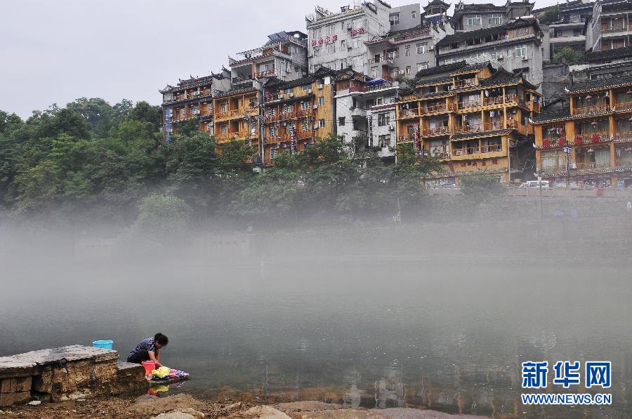 Local people wash clothes beside the Tuojiang River in Fenghuang, an ancient town in central China's Hunan province. (Xinhua)