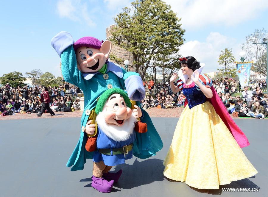 Disney characters greet tourists at Tokyo Disneyland in Urayasu, Chiba Prefecture, Japan, April 11, 2013. Tokyo Disneyland, the world's third Disney amusement park, started a new noon parade to mark its 30th anniversary. (Xinhua/Ma Ping) 