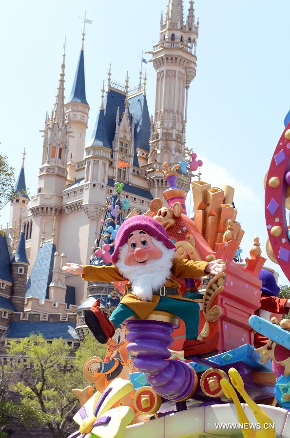 Disney characters greet tourists at Tokyo Disneyland in Urayasu, Chiba Prefecture, Japan, April 11, 2013. Tokyo Disneyland, the world's third Disney amusement park, started a new noon parade to mark its 30th anniversary. (Xinhua/Ma Ping) 