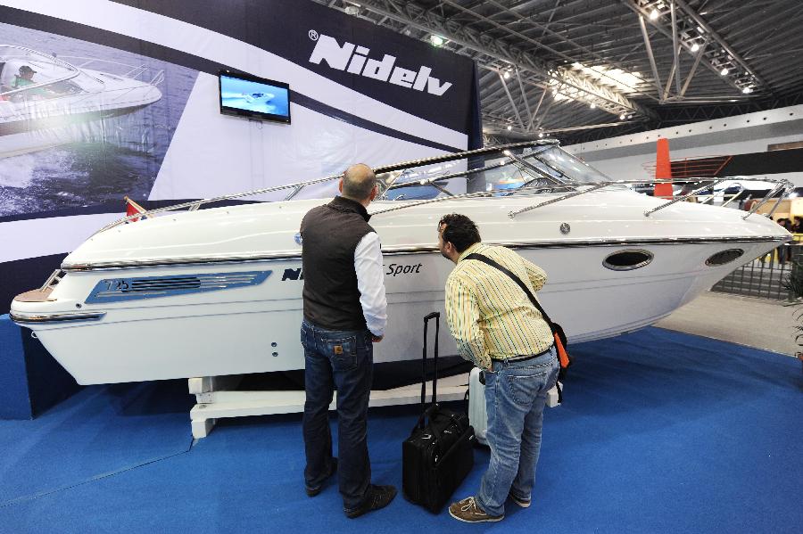 Visitors view a yacht during the 18th China (Shanghai) International Boat Show (CIBS) at the Shanghai World Expo Exhibition & Convention Center in Shanghai, east China, April 11, 2013. A total of 550 real boats from 500 exhibitors were displayed at the four-day-long CIBS that kicked off on Thursday. (Xinhua/Lai Xinlin)