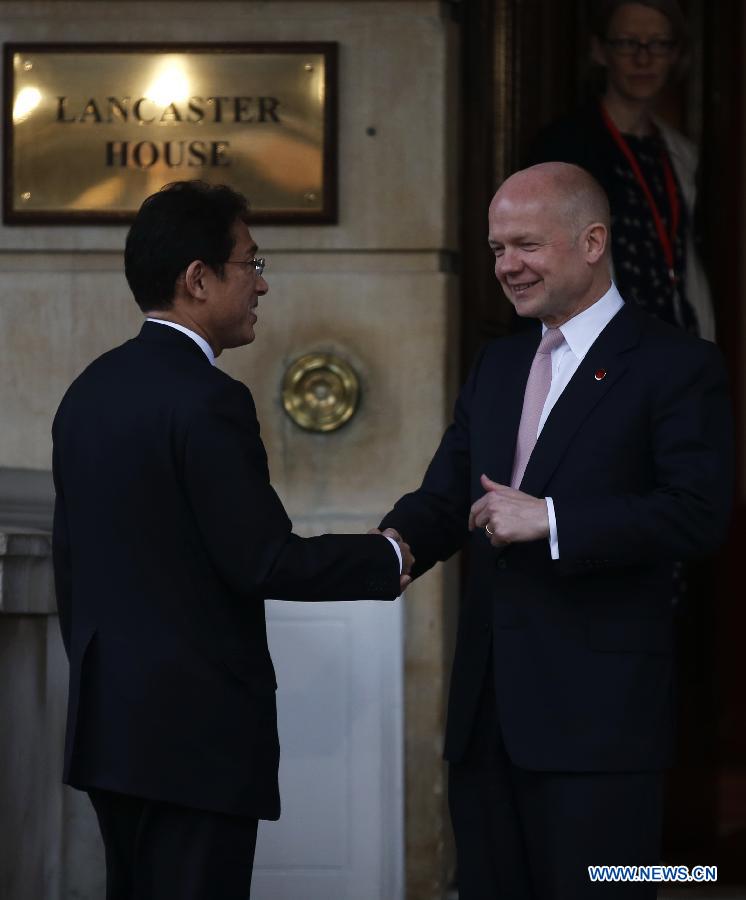 UK Foreign Secretary William Hague (R) welcomes Japanese Foreign Minister Fumio Kishida (L) at the Lancaster House where the G8 Foreign Ministers Meeting is held, in London, Britain, on April 11, 2013. (Xinhua/Wang Lili)
