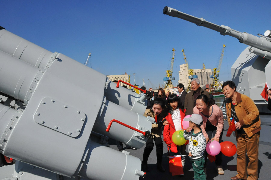 The picture shows the visiting Chinese nationals and overseas Chinese are looking around the ship-borne weapons with great interests in the Casablanca Port of Morocco. (Xinhua/Linfeng)