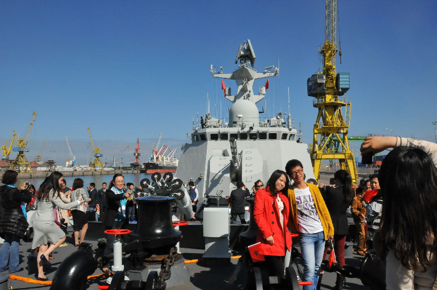 The picture shows the visiting Chinese nationals and overseas Chinese are taking photos with the warship to mark the occasion in the Casablanca Port of Morocco. (Xinhua/Linfeng)