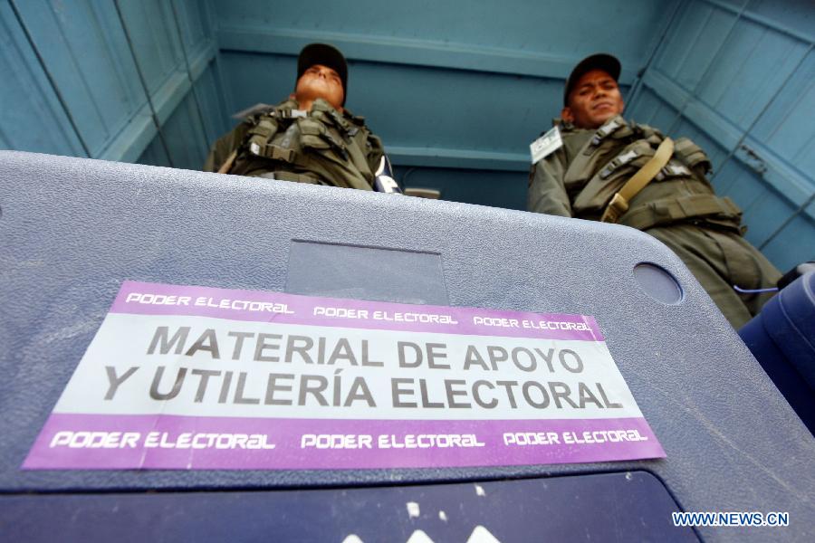 Soldiers unload electoral material to distribute for the Venezuelan presidential elections, in Caracas, capital of Venezuela, on April 10, 2013. Venezuela will hold presidential elections on April 14.(Xinhua/AVN)