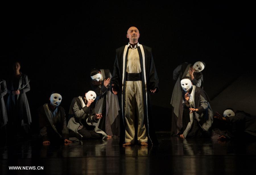 Actor Yao Lu (C) performs during the stage drama "Oedipus the King" at the National Center for the Performing Arts in Beijing, capital of China, April 11, 2013. The drama which was directed by Li Liuyi, will be staged from April 11 to April 14. (Xinhua/Luo Xiaoguang)