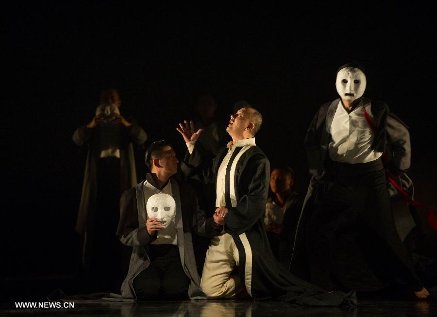 Actor Yao Lu (C) performs during the stage drama "Oedipus the King" at the National Center for the Performing Arts in Beijing, capital of China, April 11, 2013. The drama which was directed by Li Liuyi, will be staged from April 11 to April 14. (Xinhua/Luo Xiaoguang)