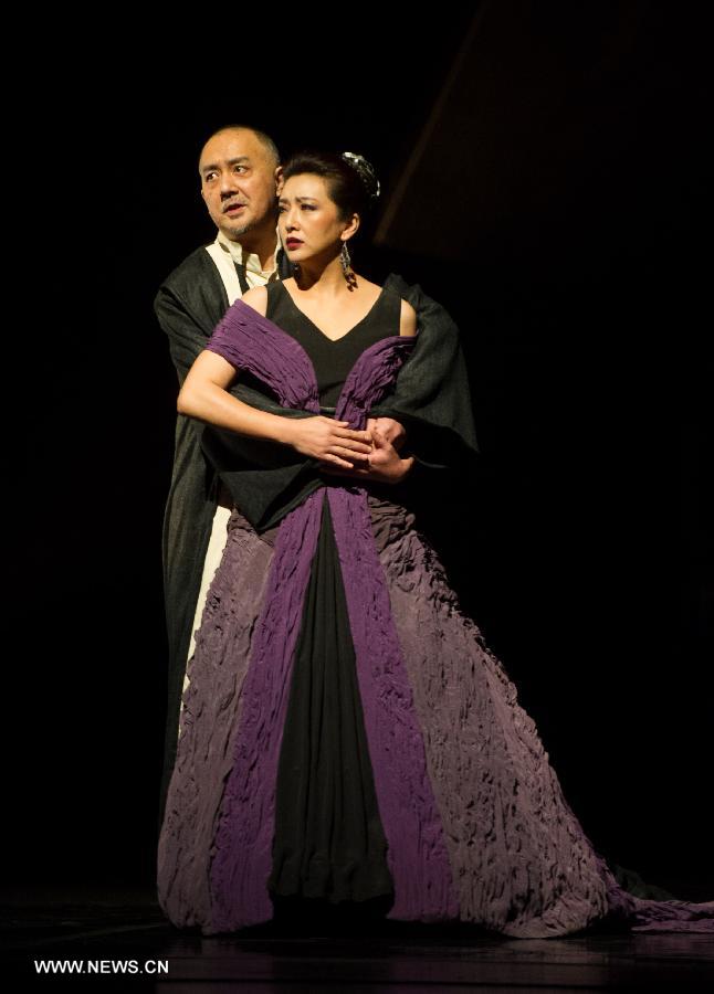 Actor Yao Lu (L) and actress Jiang Shan perform during the stage drama "Oedipus the King" at the National Center for the Performing Arts in Beijing, capital of China, April 11, 2013. The drama which was directed by Li Liuyi, will be staged from April 11 to April 14. (Xinhua/Luo Xiaoguang)