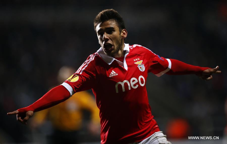 Eduardo Salvio of Benfica celebrates scoring during the UEFA Europa League quarterfinal second leg between Newcastle United and Benfica at St James' Park in London, Britain on April 11, 2013. The match ended with a 1-1 draw and Benfica advanced to the semifinal with 4-2 on aggregate. (Xinhua/Wang Lili)