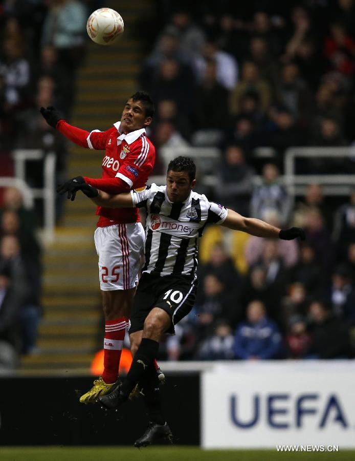 Melgarejo (L) of Benfica heads the ball with Hatem Ben Arfa of Newcastle United during the UEFA Europa League quarterfinal second leg between Newcastle United and Benfica at St James' Park in London, Britain on April 11, 2013. The match ended with a 1-1 draw and Benfica advanced to the semifinal with 4-2 on aggregate. (Xinhua/Wang Lili)