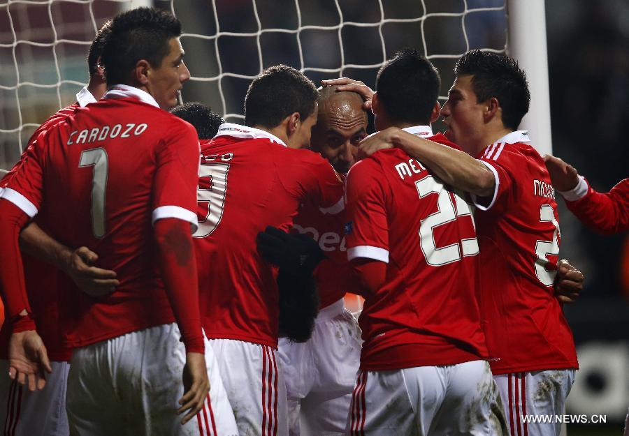Players of Benfica celebrate Eduardo Salvio's goal during the UEFA Europa League quarterfinal second leg between Newcastle United and Benfica at St James' Park in London, Britain on April 11, 2013. The match ended with a 1-1 draw and Benfica advanced to the semifinal with 4-2 on aggregate. (Xinhua/Wang Lili) 