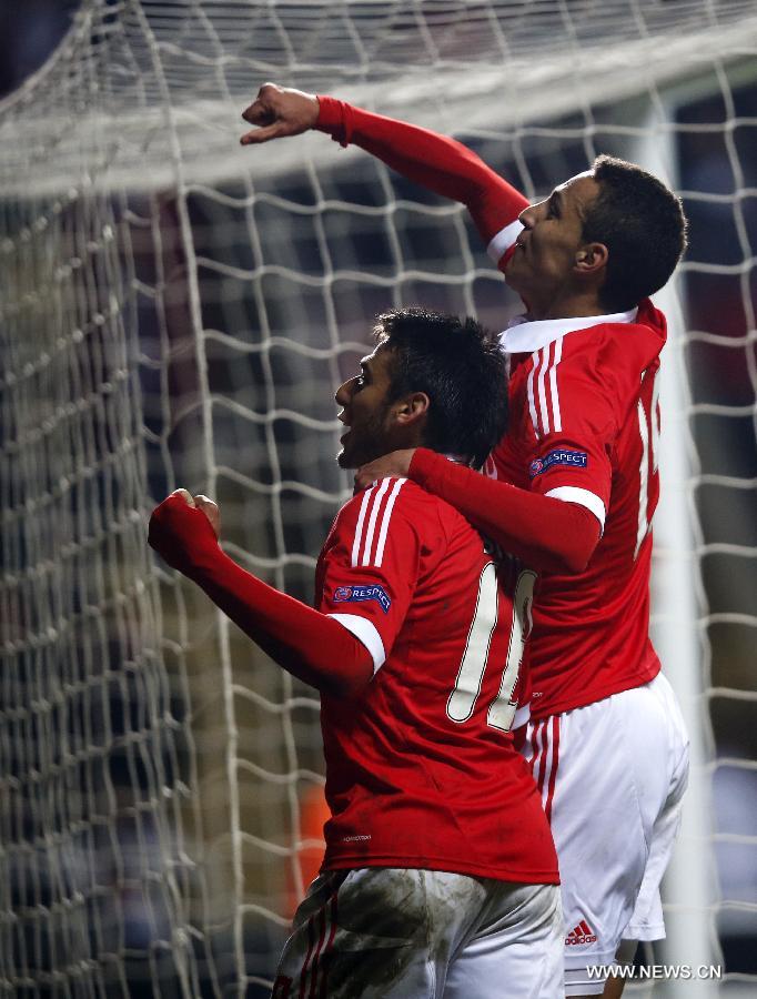 Eduardo Salvio (L) of Benfica celebrates scoring with teammate Rodrigo during the UEFA Europa League quarterfinal second leg between Newcastle United and Benfica at St James' Park in London, Britain on April 11, 2013. The match ended with a 1-1 draw and Benfica advanced to the semifinal with 4-2 on aggregate. (Xinhua/Wang Lili)