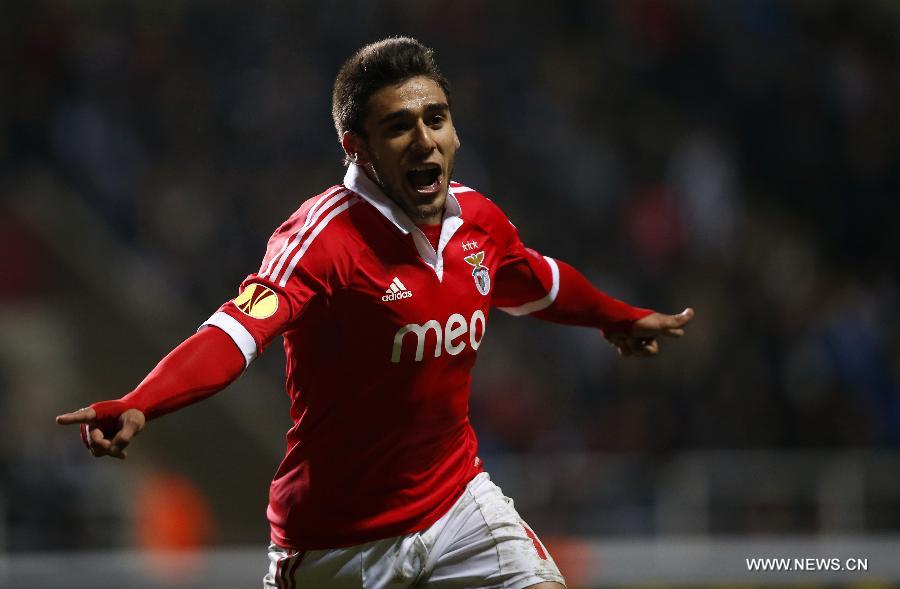Eduardo Salvio of Benfica celebrates scoring during the UEFA Europa League quarterfinal second leg between Newcastle United and Benfica at St James' Park in London, Britain on April 11, 2013. The match ended with a 1-1 draw and Benfica advanced to the semifinal with 4-2 on aggregate. (Xinhua/Wang Lili)