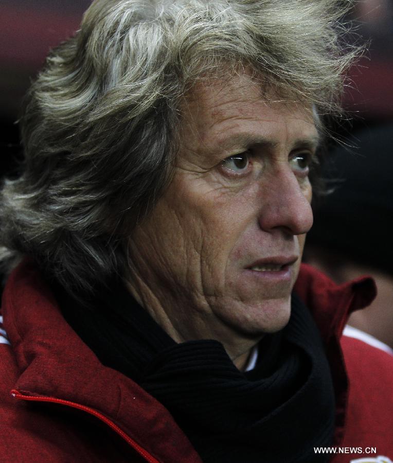 Benfica's manager Jorge Jesus looks on before the UEFA Europa League quarterfinal second leg between Newcastle United and Benfica at St James' Park in London, Britain on April 11, 2013. The match ended with a 1-1 draw and Benfica advanced to the semifinal with 4-2 on aggregate. (Xinhua/Wang Lili)