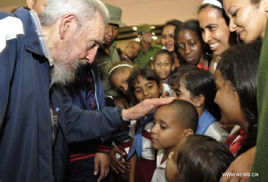 Image provided by Cubadebate on April 11, 2013 shows former Cuban president, Fidel Castro (L), attending the opening of the Vilma Espin Guillois school, in Havana, capital of Cuba, on April 9, 2013. According to the official media, Castro talked for over two hours to students, teachers and other guests to the opening ceremony of the school, which was built thanks to the initiative of former president. (Xinhua/Cubadebate) 