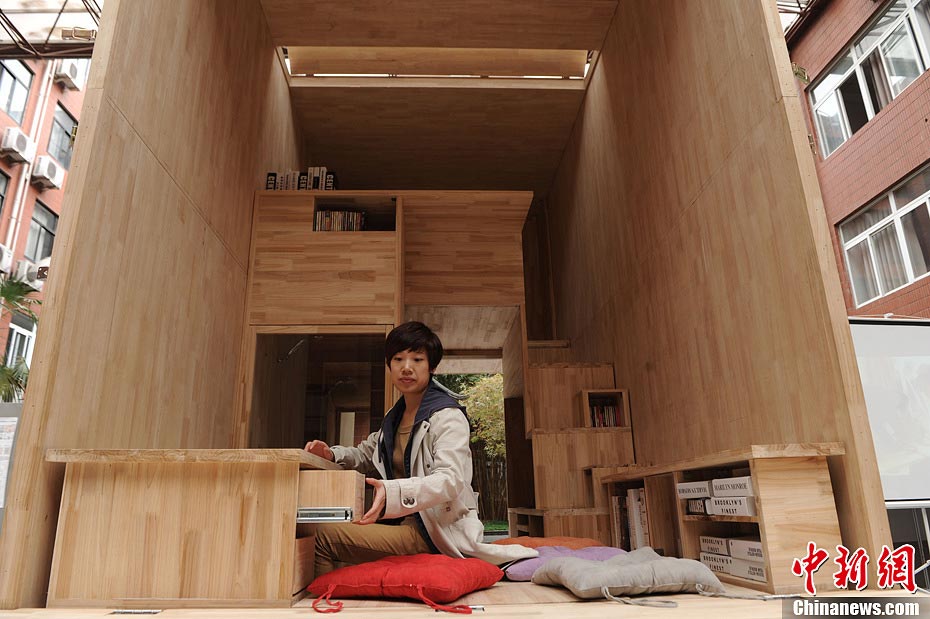 A student demonstrates the seven-square-meter home. (CNS/ Chen Chao)