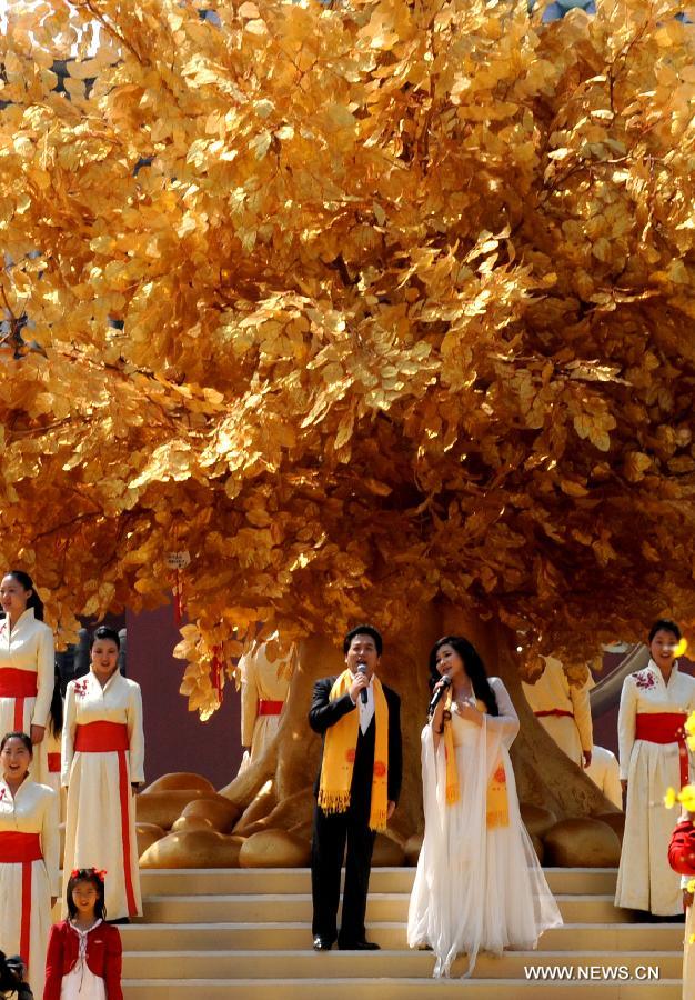 Performers sing in a ceremony paying homage to Huang Di, or Yellow Emperor, who is considered as the ancestor of all Chinese people, in Xinzheng City, central China's Henan Province, April 12, 2013. (Xinhua/Li Bo)