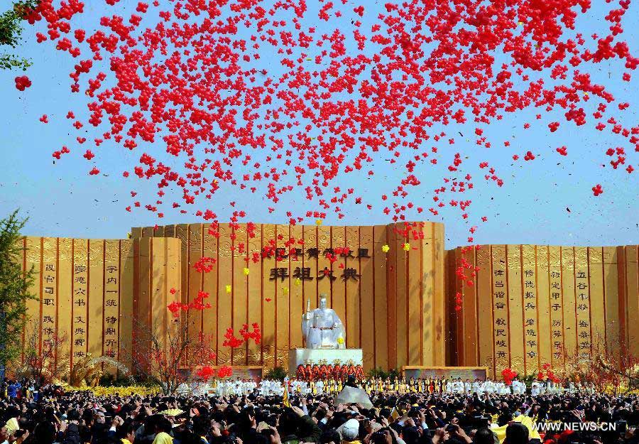 People participate in a ceremony paying homage to Huang Di, or Yellow Emperor, who is considered as the ancestor of all Chinese people, in Xinzheng City, central China's Henan Province, April 12, 2013.(Xinhua/Wang Song)