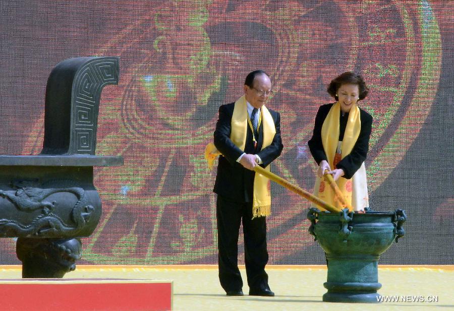 John Chiang, vice chairman of the Kuomintang (KMT) Party, attends a ceremony with his wife paying homage to Huang Di, or Yellow Emperor, who is considered as the ancestor of all Chinese people, in Xinzheng City, central China's Henan Province, April 12, 2013.(Xinhua/Wang Song)