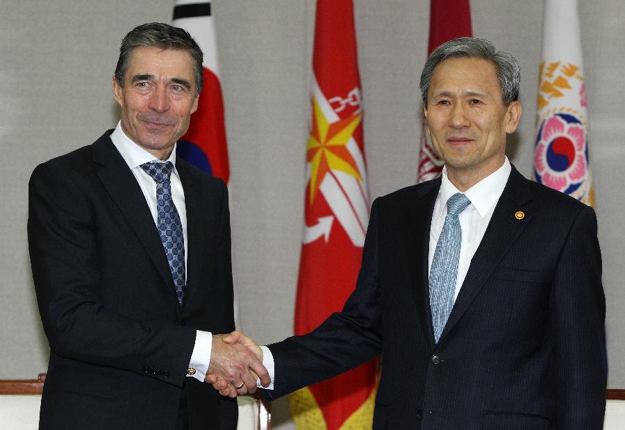 NATO Secretary-General Anders Fogh Rasmussen (L) shakes hands with South Korean Defense Minister Kim Kwan-jin at the Ministry of Defense in Seoul, South Korea, April 12, 2013. (Xinhua/Park Jin-hee) 