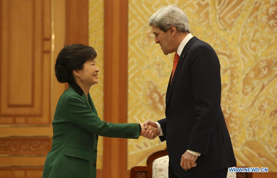 South Korean President Park Geun-hye (L) shakes hands with US Secretary of State John Kerry during their meeting at the presidential house in Seoul, South Korea on April 12, 2013. (Xinhua) 