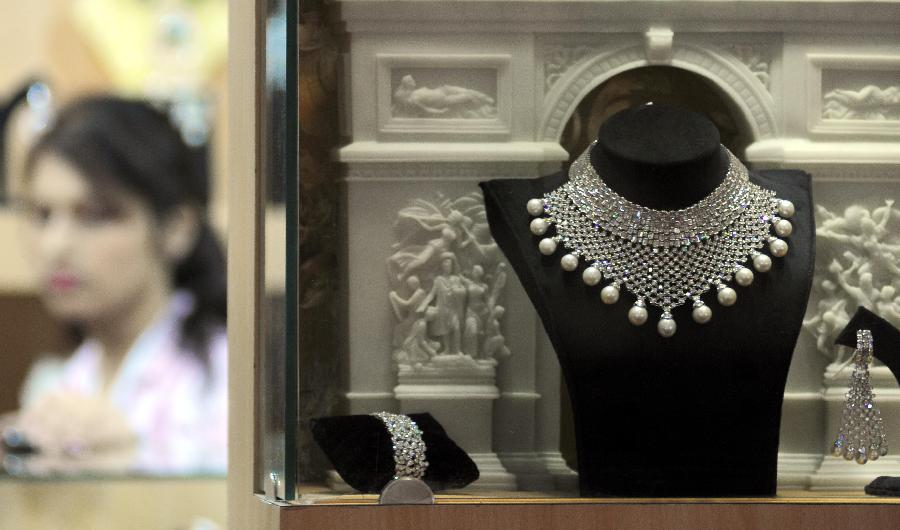 Jewellery products are displayed during the India Gems and Jewellery Fair 2013 in New Delhi, India, April 12, 2013. (Xinhua/Partha Sarkar)