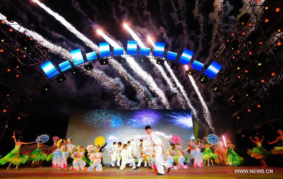 Dancers perform at the opening ceremony of the 16th Suzhou International Tourism Festival in the scenic area of Jinji Lake in Suzhou, east China's Jiangsu Province, April 12, 2013. The festival kicked off on Friday. (Xinhua/Chen Yu)