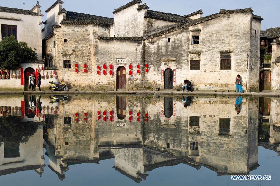 Photo taken on April 13, 2013 shows the morning scenery of local residences in Hongcun of Huangshan City, east China's Anhui Province. (Xinhua/Guo Chen)