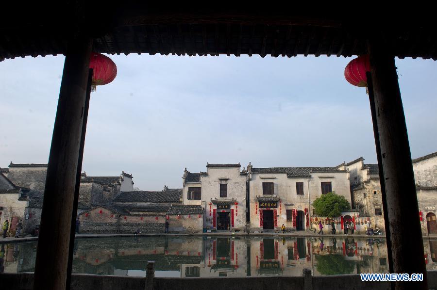 Photo taken on April 13, 2013 shows the morning scenery of local residences in Hongcun of Huangshan City, east China's Anhui Province. (Xinhua/Guo Chen)