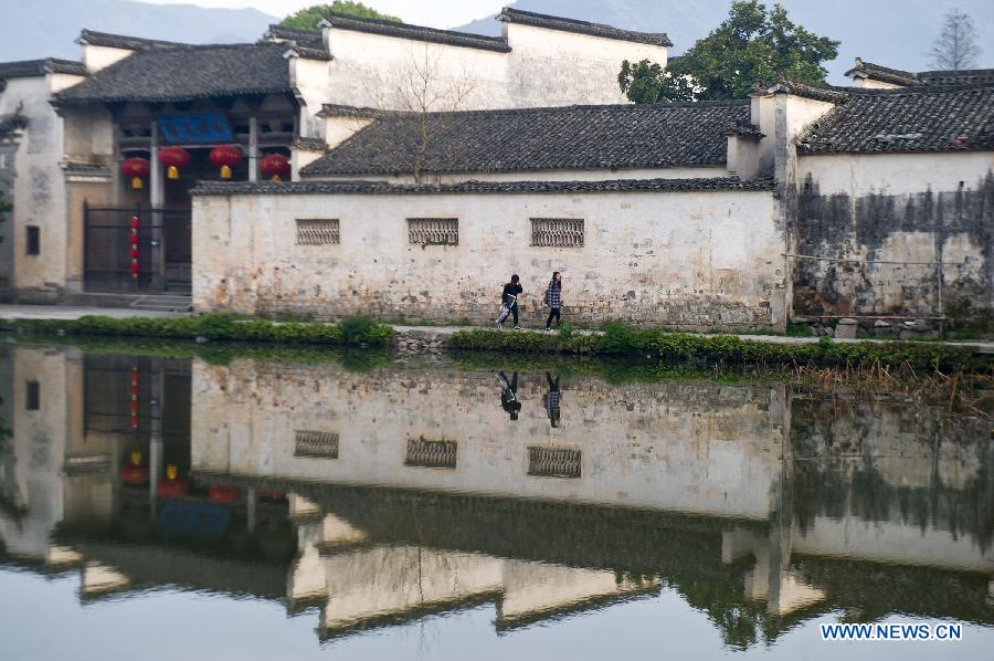 Photo taken on April 13, 2013 shows the morning scenery of local residences in Hongcun of Huangshan City, east China's Anhui Province. (Xinhua/Guo Chen)