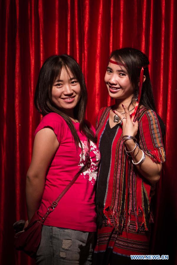 Chinese student Xu Fei (L) stands with her roommate who attended a fashion show, Tina from the Laos, for photos in Jawaharlal Nehru University (JNU) in New Delhi, capital of India, April 12, 2013. International students from 14 countries and regions held a fashion show on Friday night on campus of the JNU in New Delhi. (Xinhua/Zheng Huansong)
