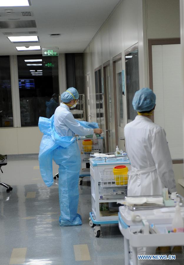 A nurse puts on an isolation garment before entering the ward of H7N9-contracted patient at the Nanjing Drum Tower Hospital in Nanjing, capital of east China's Jiangsu Province, April 12, 2103. A seven-year-old girl in Beijing was infected with the H7N9 strain of bird flu, the first such case in the Chinese capital, local health authorities said Saturday. The new case raised the number of H7N9 infections in China to 44, with all the other 43 in the eastern parts of the country. The first known human infections have claimed the lives of 11 people, according to the National Health and Family Planning Commission. (Xinhua/Sun Can)