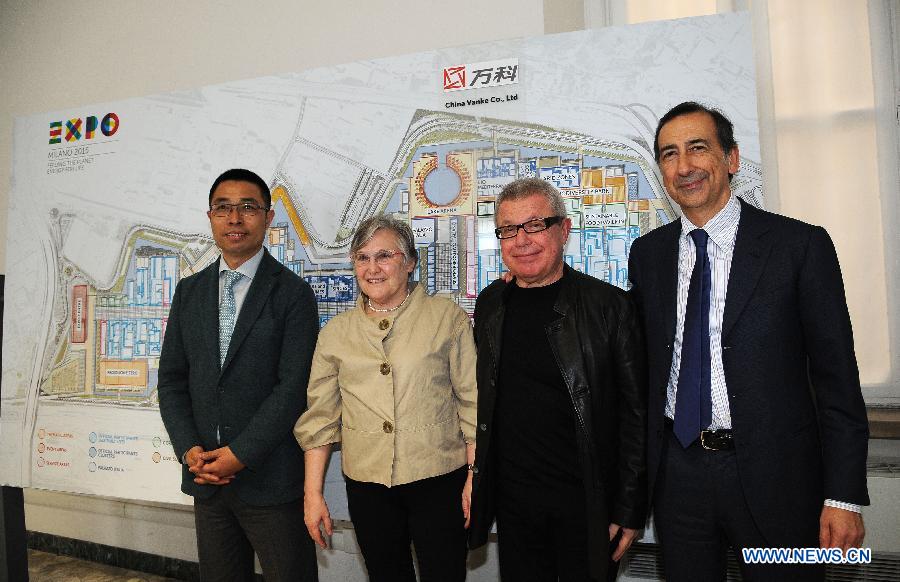 China Vanke Co.'s Executive Vice President Ding Changfeng (1st, L), Giuseppe Sala (1st, R), the CEO of Expo 2015, and internationally renowned architect Daniel Libeskind (2nd, R) attend the signing ceremony in Milan, Italy, on April 12, 2013. China Vanke Co., a global leader in real estate industry, became on Friday the first corporate participant at the Milan Expo 2015 and will show the world some values of contemporary China through its own pavilion. (Xinhua)